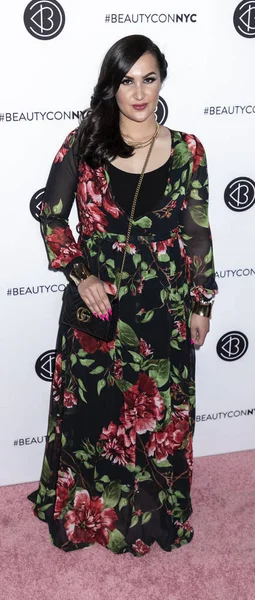 Amrah Mahmood asiste al Festival Beautycon — Foto de Stock