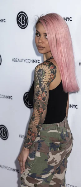 Snitchery は、Beautycon 祭に出席します。 — ストック写真