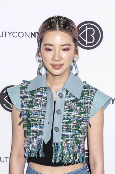 Irene Kim φοιτά Beautycon Φεστιβάλ — Φωτογραφία Αρχείου