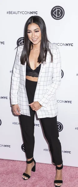 Jeanine Amapola woont Beautycon Festival — Stockfoto