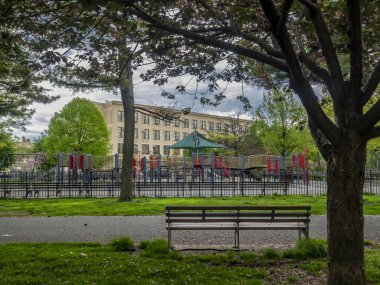 Brooklyn NY ABD 4 Mayıs 2020 Kimse kapalı Seth Low çocuk parkında COVID-19 salgını sırasında PAUSE 