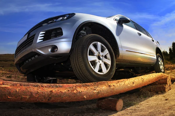 SUV overcomes obstacle — Stock Photo, Image