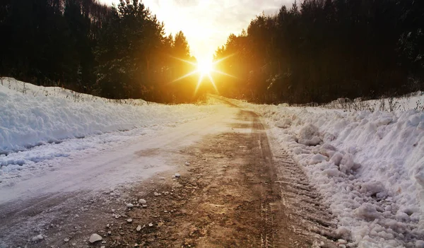 Gün batımında kırsal bölgelerde kış yol — Stok fotoğraf