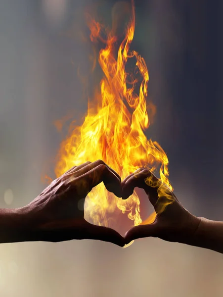 Руки з вогнем у формі серця — стокове фото