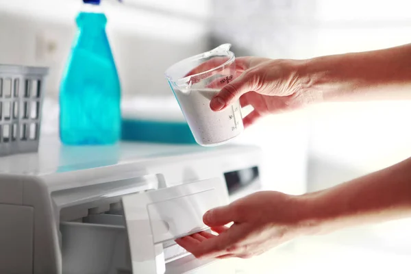 Hands of woman that fills detergent — Stock Photo, Image