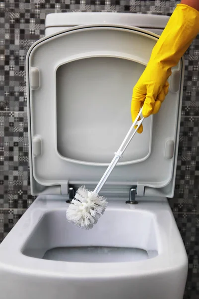 Limpeza de vaso sanitário branco — Fotografia de Stock