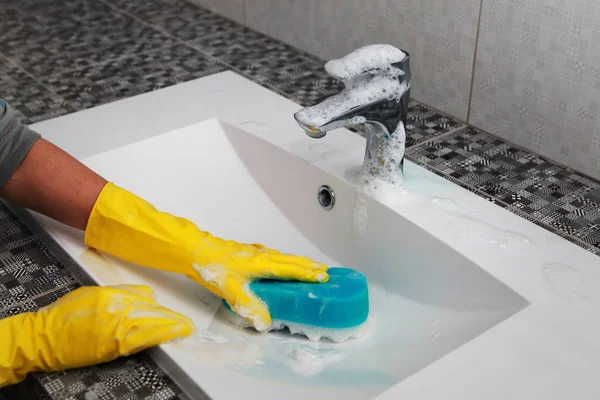 Tareas domésticas en el baño —  Fotos de Stock