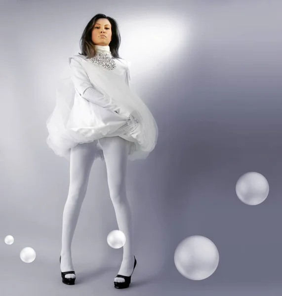 Красива білосніжна дівчина з бульбашками — стокове фото