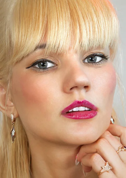Make-up van mooie blonde — Stockfoto