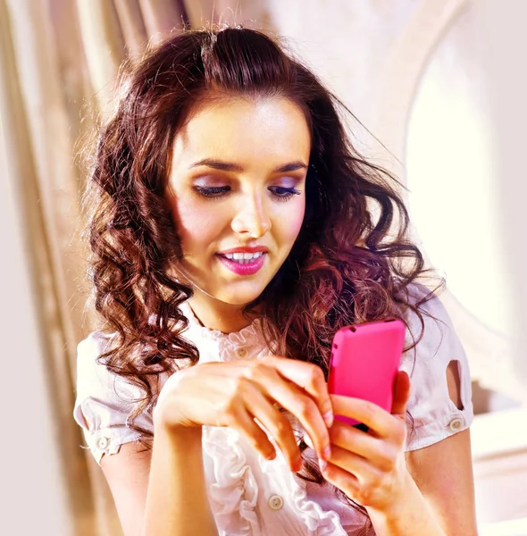 Woman with pink smartphone — Stock Photo, Image