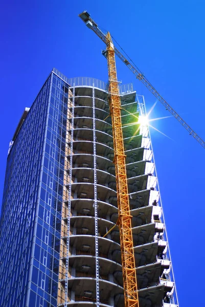 高層ビルや建物のクレーン — ストック写真