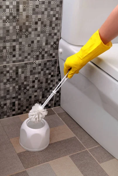 Weiße Toilettenschüssel reinigen — Stockfoto