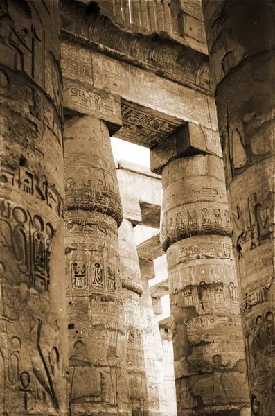 Säulen mit Keilschrift — Stockfoto