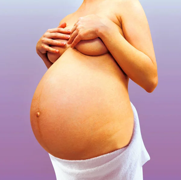 Parte della giovane donna incinta — Foto Stock
