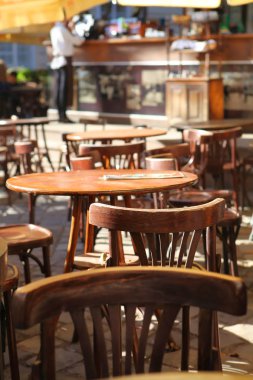 kafeterya boş küçük tablolar