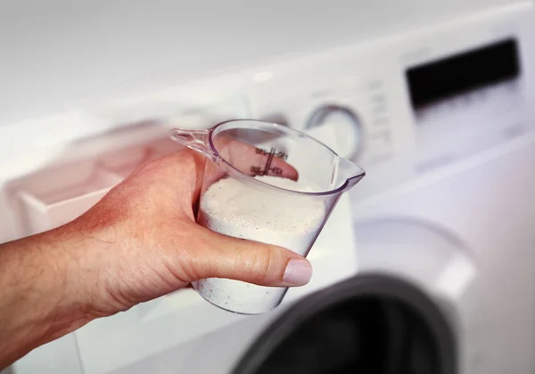 Detergent w ręce człowieka — Zdjęcie stockowe