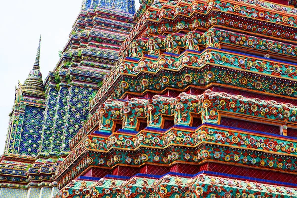 En del av mångfärgade buddhistiska tempel — Stockfoto