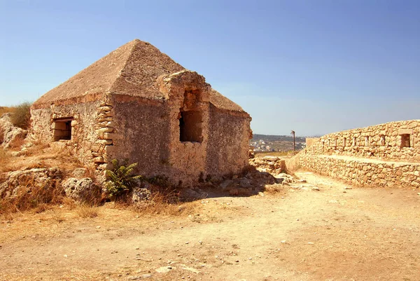 Mur et maison dans la forteresse de Firka — Photo