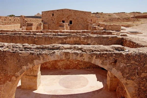 Ściany i starożytne ruiny twierdzy — Zdjęcie stockowe