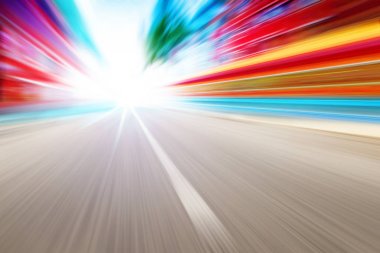 Boş yol yüksek bir hızda sürüş