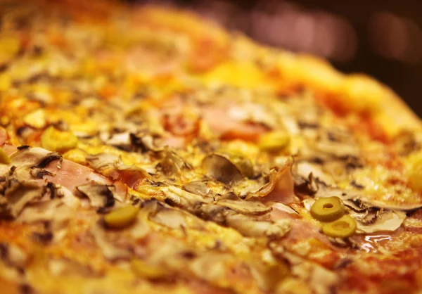 Pizza savoureuse aux olives — Photo