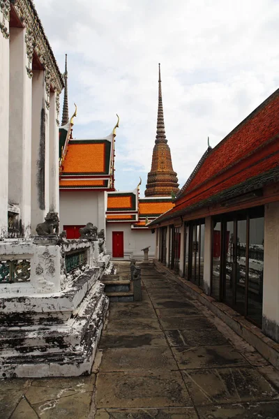 Tempel mit orangem und rotem Dach — Stockfoto