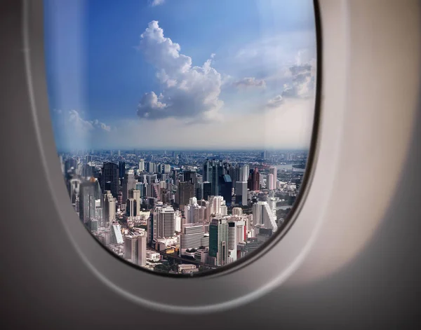 Blick auf die Stadt aus dem Flugzeugfenster — Stockfoto