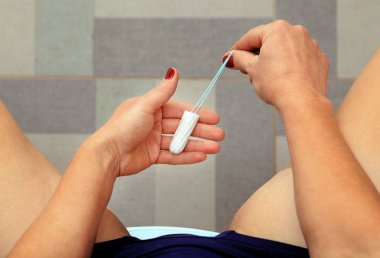 Kadın tampon adet için basılı tutun