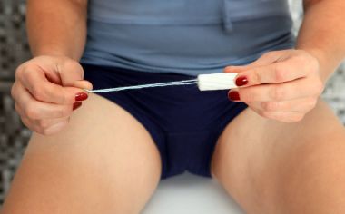 Kadın tampon ile elleri 