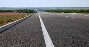 hızlı sürüş için asfalt yol 