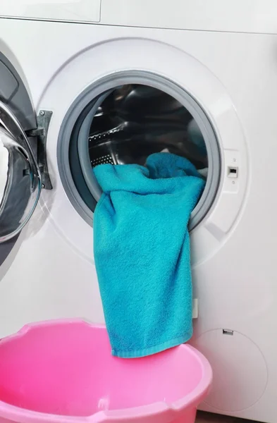 Ręcznik frotte niebieski w pralce — Zdjęcie stockowe