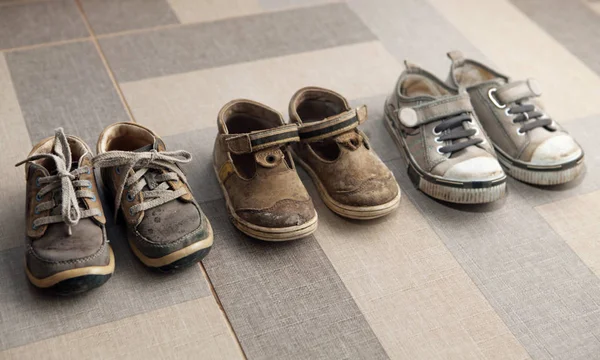 Scarpe piccole sul pavimento — Foto Stock