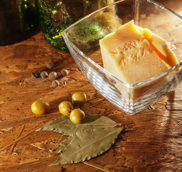 Queso parmesano y aceitunas — Foto de Stock