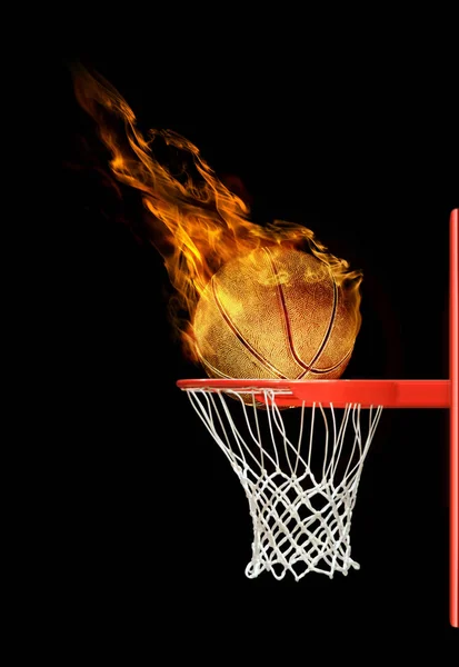 Basket boll flyger till hoop — Stockfoto