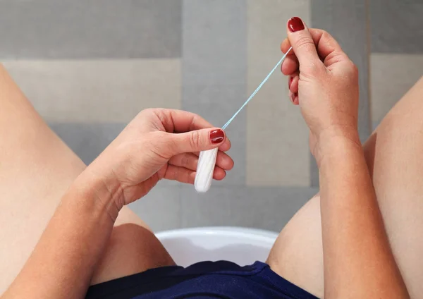 Witte vaginale tampon in handen — Stockfoto