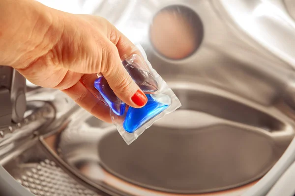 Синій гель в руці для прання — стокове фото
