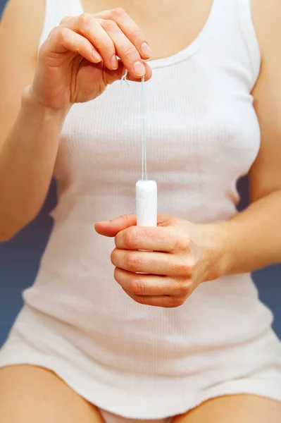 Tampon dans les mains de la femme — Photo