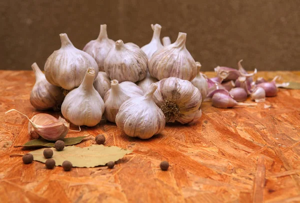 Garlic on wooden surface — Stock Photo, Image