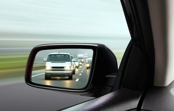 Spiegelung des Verkehrsflusses — Stockfoto