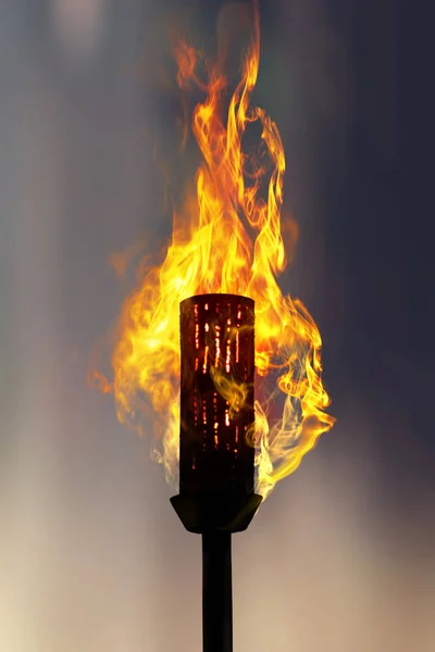 Горящий факел ночью — стоковое фото