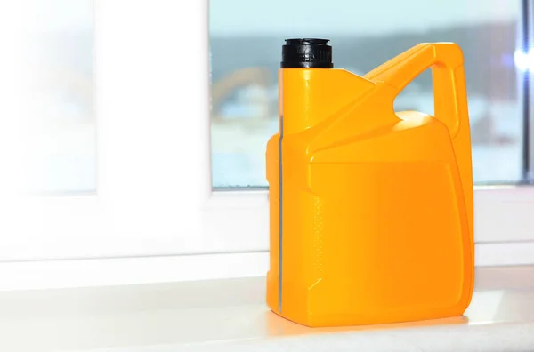 Yellow canister for engine oil — Stock Photo, Image