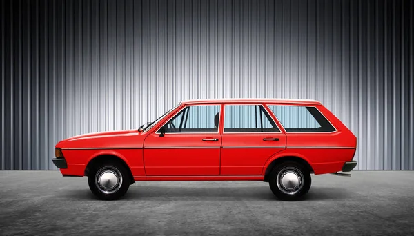 Carro retro vermelho na altura — Fotografia de Stock