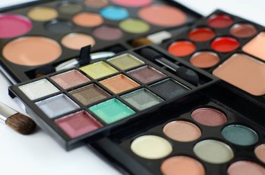 Makyaj veya kozmetik dizisi. Sığ derinlik-in tarla farklı renkli göz gölgeler vurgu yapıyor