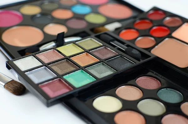 Makyaj veya kozmetik dizisi. Sığ derinlik-in tarla farklı renkli göz gölgeler vurgu yapıyor