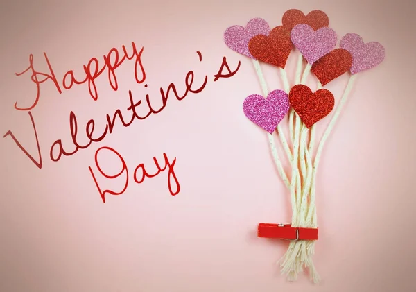 Parlak kırmızı ve pembe kalpler dizelerde Balonlar, yumuşak pembe bir arka plan üzerinde kırmızı clothespin ile kırpılır severim. İleti, skeç ve vintage filtre eklendi.