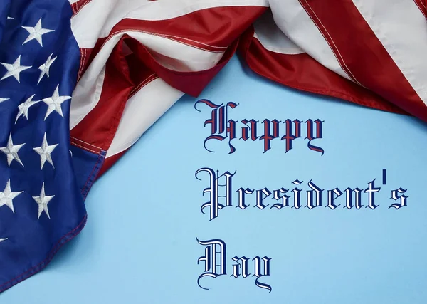 Сполучені Штати Америки прапор задрапіровані також кордон з голубуватим фоном і повідомлення для президентів день в лютому — стокове фото