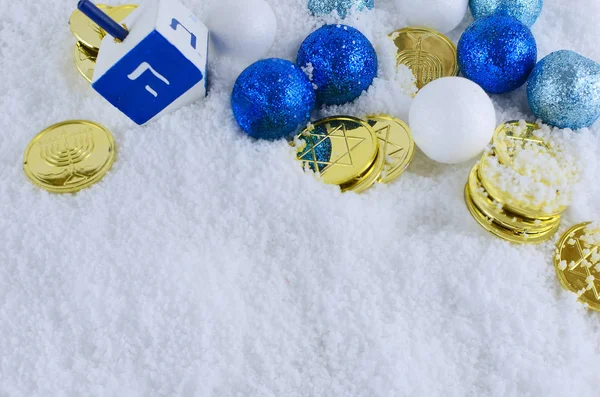 Decorazioni Hanukkah Tra Cui Gelt Ornamenti Scintillanti Dreidel Nella Neve Fotografia Stock