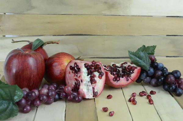 Bodegón Frutas Consistente Granadas Una Manzana Uvas Sobre Una Tabla Fotos De Stock Sin Royalties Gratis