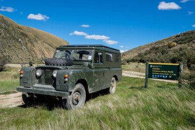 Yeni Zelanda / Aotearoa 'da Land Rover Ii klasik off-road otoyolu