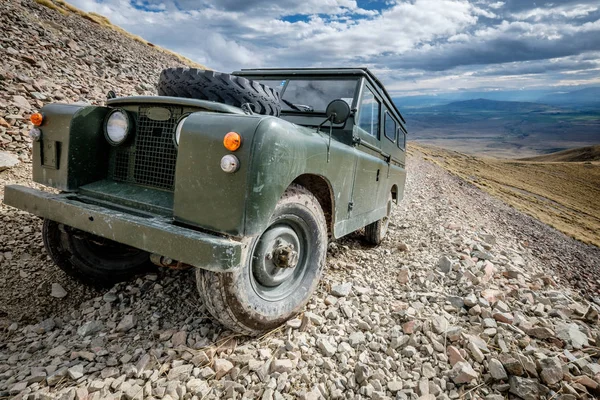 Land Rover Series Żwirowej Drodze — Zdjęcie stockowe
